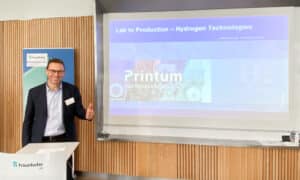Herr Andreas Weigel, Geschäftsführer und Mitgründer von Printum Technology, auf der Bühne der Fraunhofer ISE Veranstaltung "Fuel Cell MEA Production"